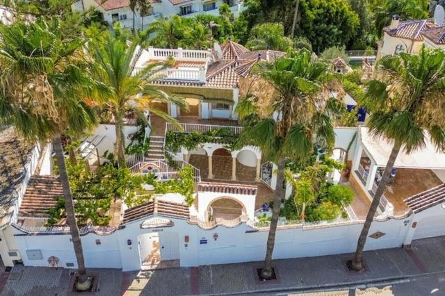 une vue aérienne d'une maison avec des palmiers dans l'établissement ARCADIA - AVENIDA 28 De LAS ADELFAS 29680 ESTEPONA, MALAGA, à Estepona