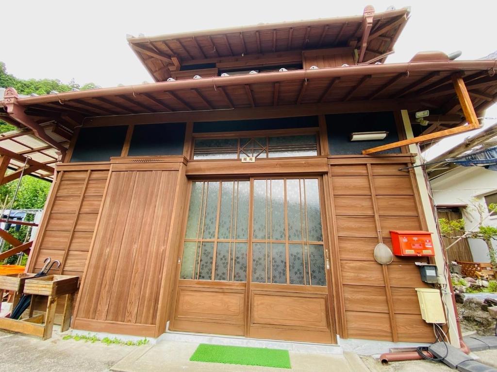 Casa con puerta de madera y techo en Yamajuku Hanase-an - Vacation STAY 07897v, en Kawaguchi