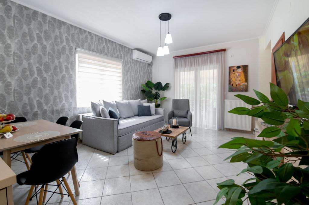 ein Wohnzimmer mit einem Sofa und einem Tisch in der Unterkunft Charming Appt in Preveza