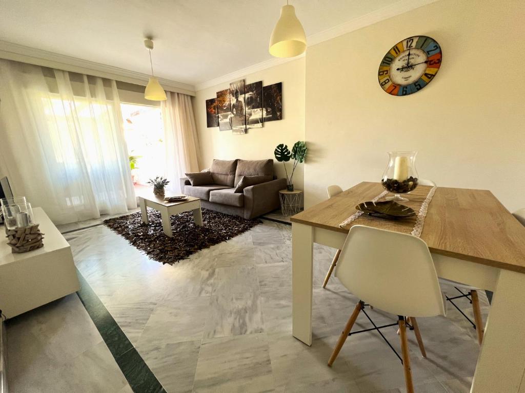 a living room with a table and a couch at Precioso Apartamento Puerto Banus Marbella in Marbella