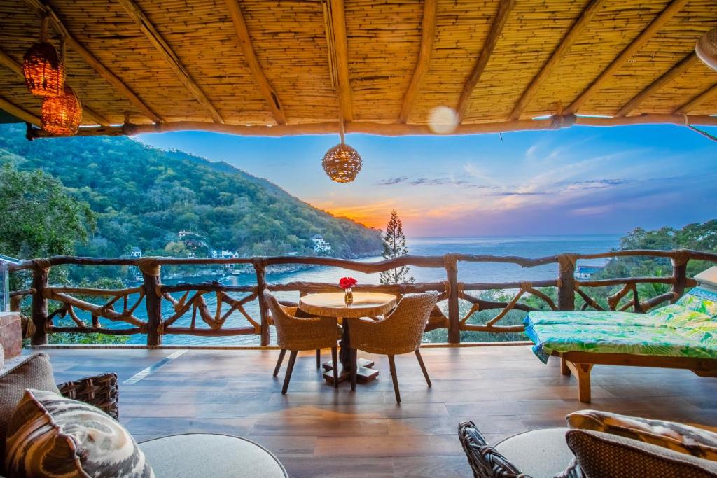 - une vue depuis la terrasse d'une maison avec une table et des chaises dans l'établissement Villa Lala Boutique Hotel Adults Only, à Puerto Vallarta