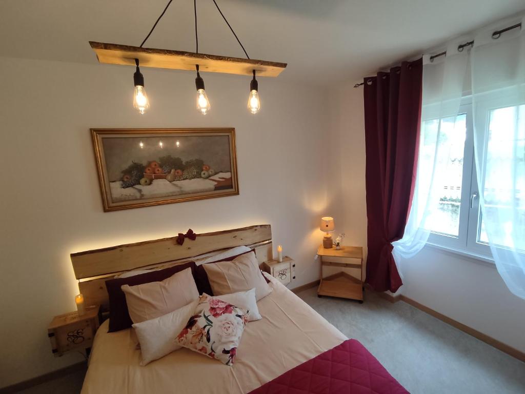 ein Schlafzimmer mit einem großen Bett und einem Fenster in der Unterkunft Tirano Express Apartments in Tirano