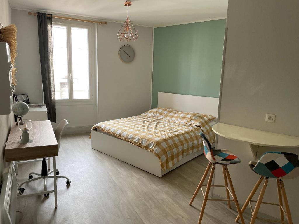 um quarto com uma cama, uma mesa e um banco em Stubio Blanché em Albi
