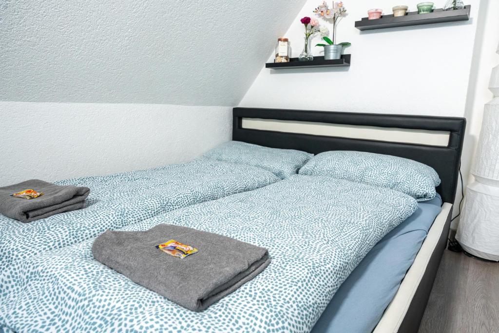 Postel nebo postele na pokoji v ubytování #1 modernes Zimmer mit Pool und Garten