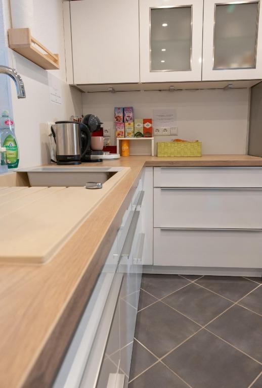 Kuchyň nebo kuchyňský kout v ubytování #1 modernes Zimmer mit Pool und Garten