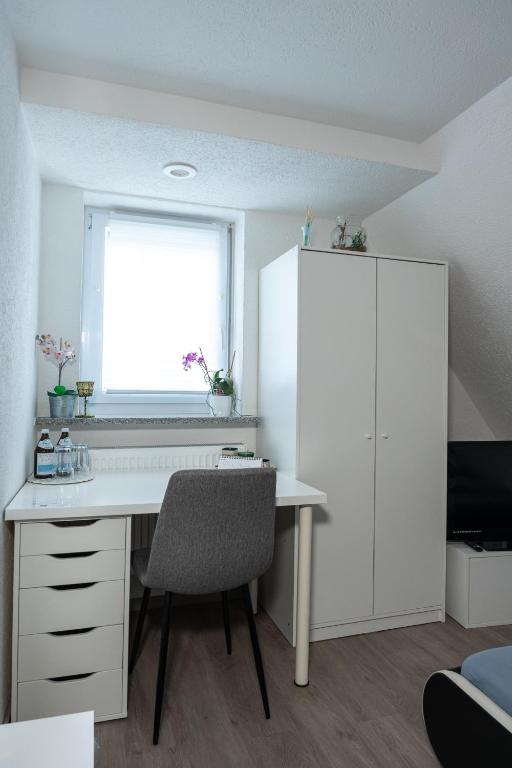 Kuchyň nebo kuchyňský kout v ubytování #1 modernes Zimmer mit Pool und Garten