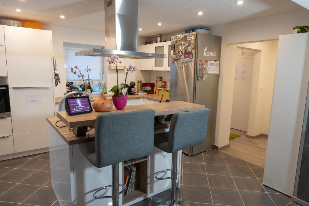 Kuchyň nebo kuchyňský kout v ubytování #1 modernes Zimmer mit Pool und Garten