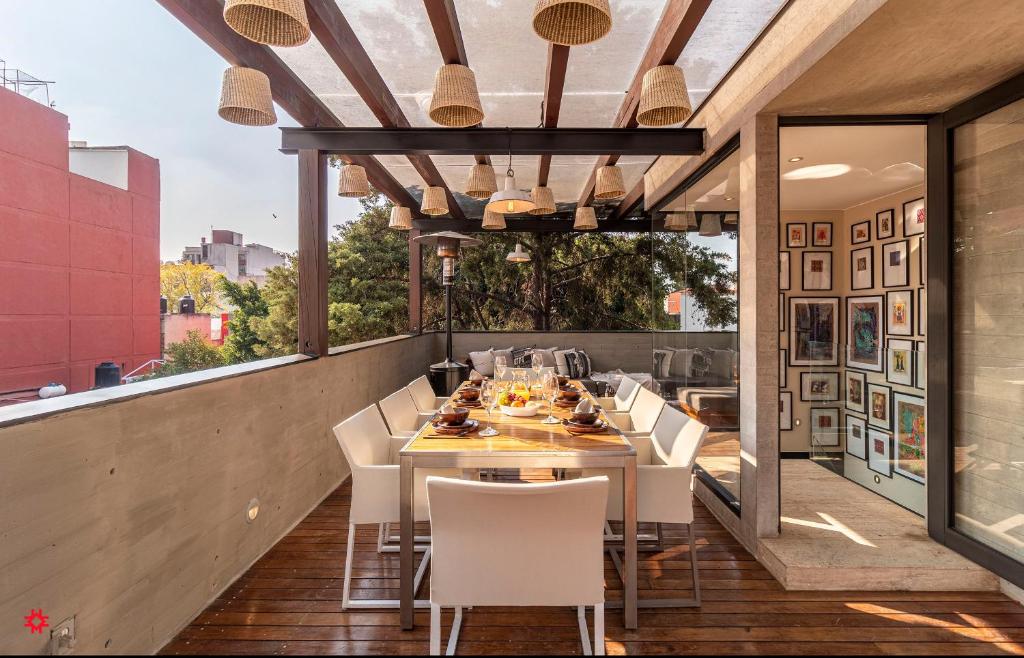 zona de comedor al aire libre con mesa y sillas en el patio en Casa Tenancingo by Kukun, en Ciudad de México