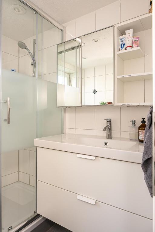 Koupelna v ubytování #1 modernes Zimmer mit Pool und Garten