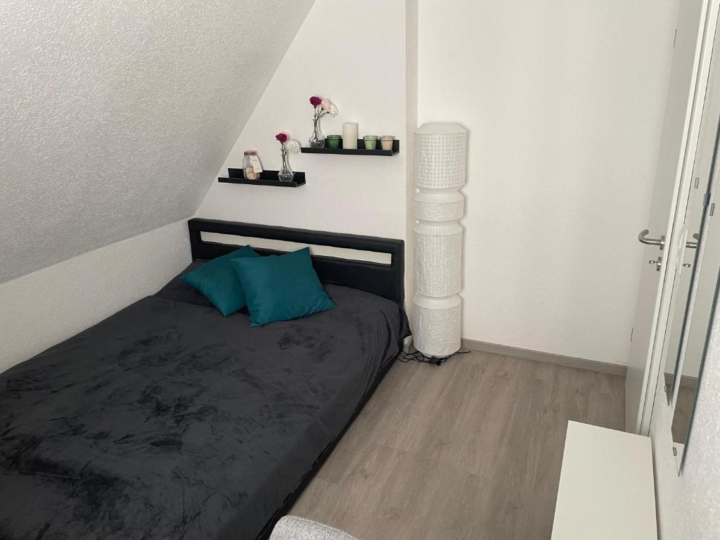 Postel nebo postele na pokoji v ubytování #1 modernes Zimmer mit Pool und Garten