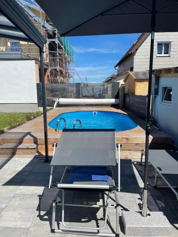 Bazén v ubytování #1 modernes Zimmer mit Pool und Garten nebo v jeho okolí