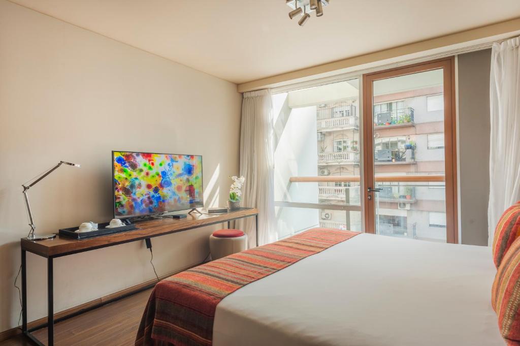 1 dormitorio con cama y ventana en Modern Studio in heart of Palermo Soho -T312- en Buenos Aires