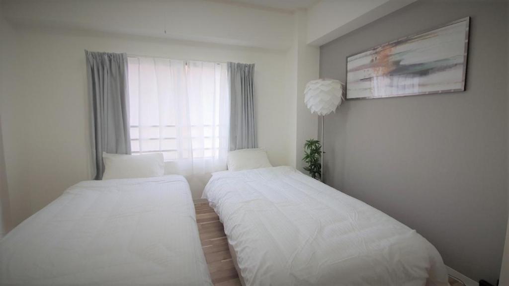 神戸市にあるSunpark Heights 201 - Vacation STAY 14598の窓のある部屋にベッドが2つある