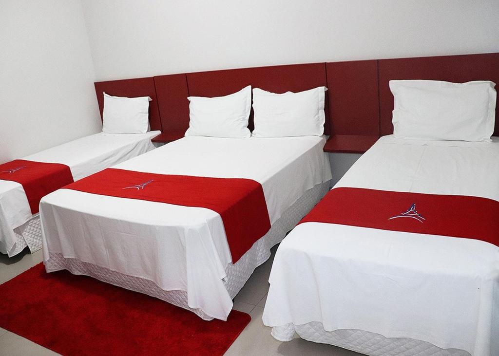 Postel nebo postele na pokoji v ubytování PARIS HOTEL