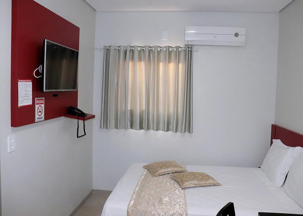TV a/nebo společenská místnost v ubytování PARIS HOTEL