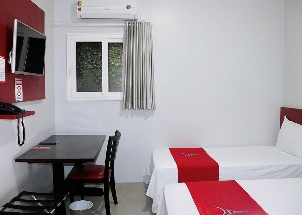 Postel nebo postele na pokoji v ubytování PARIS HOTEL