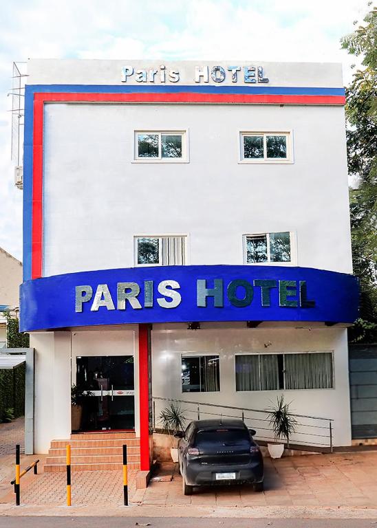 Un coche aparcado delante de un hotel de París. en PARIS HOTEL, en Barreiras
