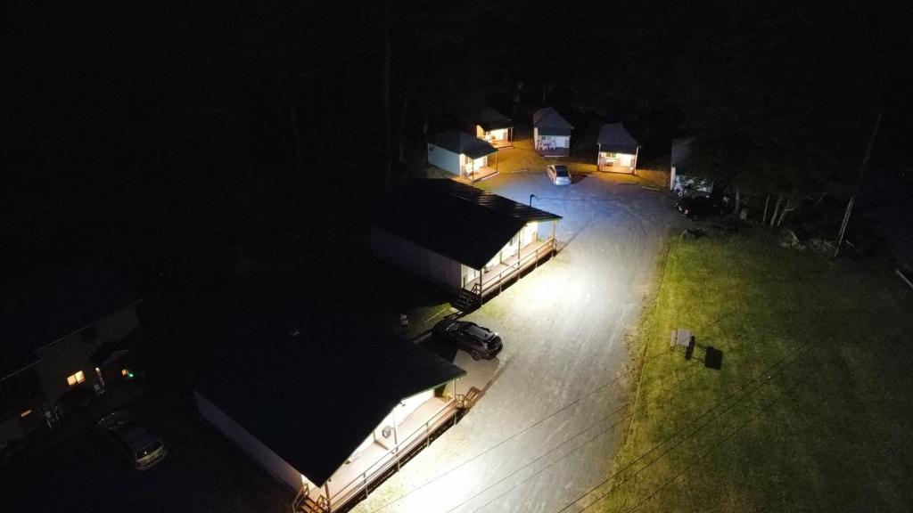 una vista aérea de una casa por la noche en Countryside Inn Lake George, en Lake George