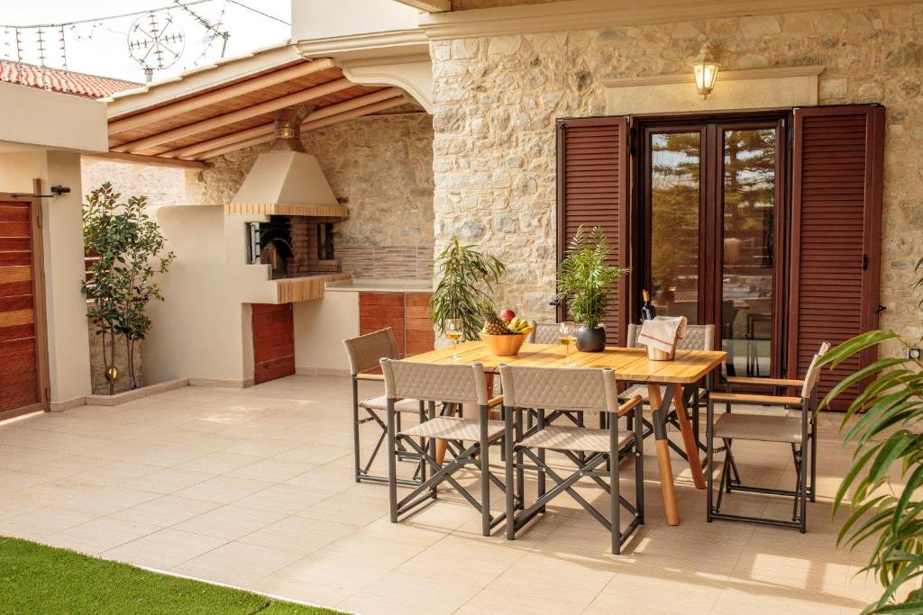 an outdoor patio with a wooden table and chairs at Villa Moroni in Morónion