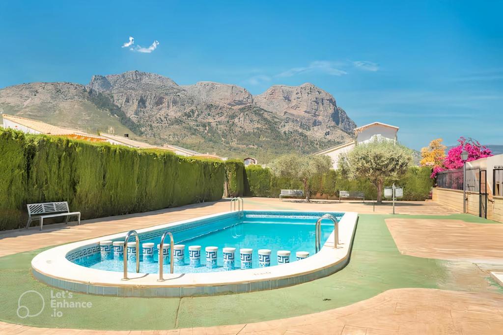 una piscina con una montaña en el fondo en Velo Villa w/ A/C, free Wi-Fi & Pool near Benidorm, en Polop