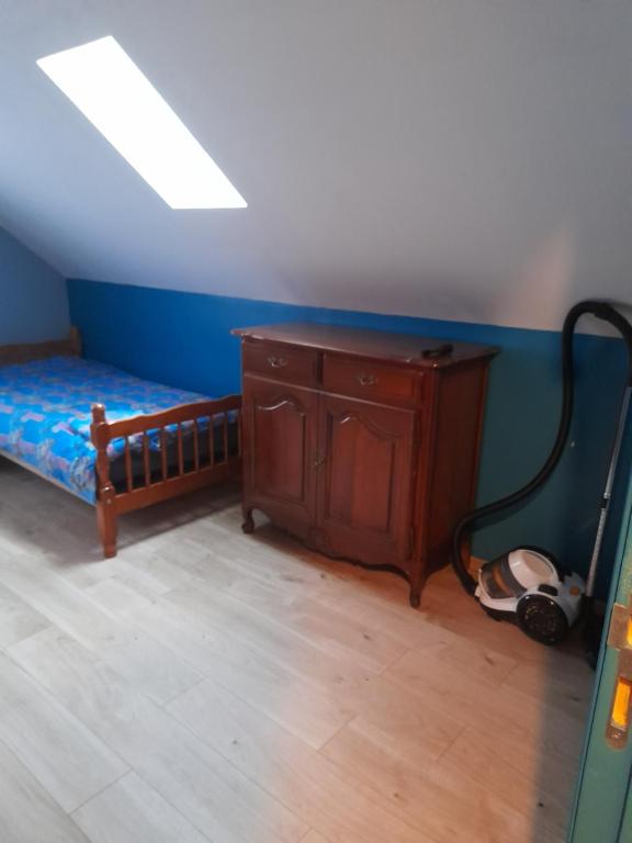 een kamer met een bed, een kast en een plafond bij Maison au calme centre ville in Calais