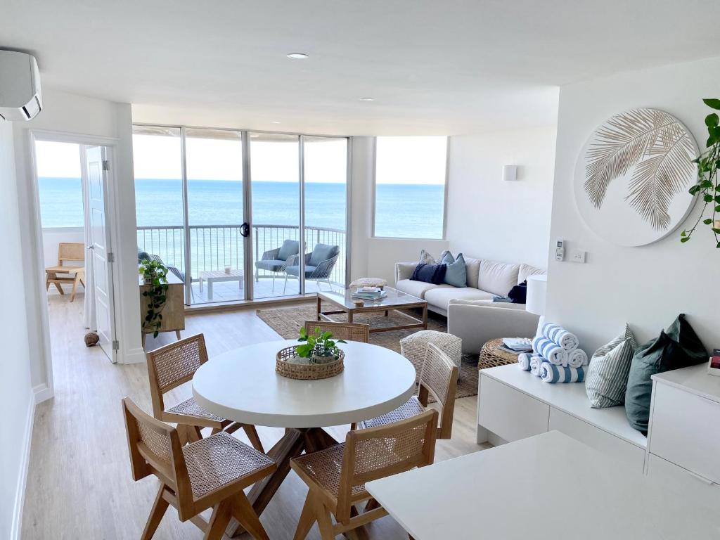 Posezení v ubytování Monterey Lodge - Unit 18, 27 Warne Terrace, Kings Beach Caloundra