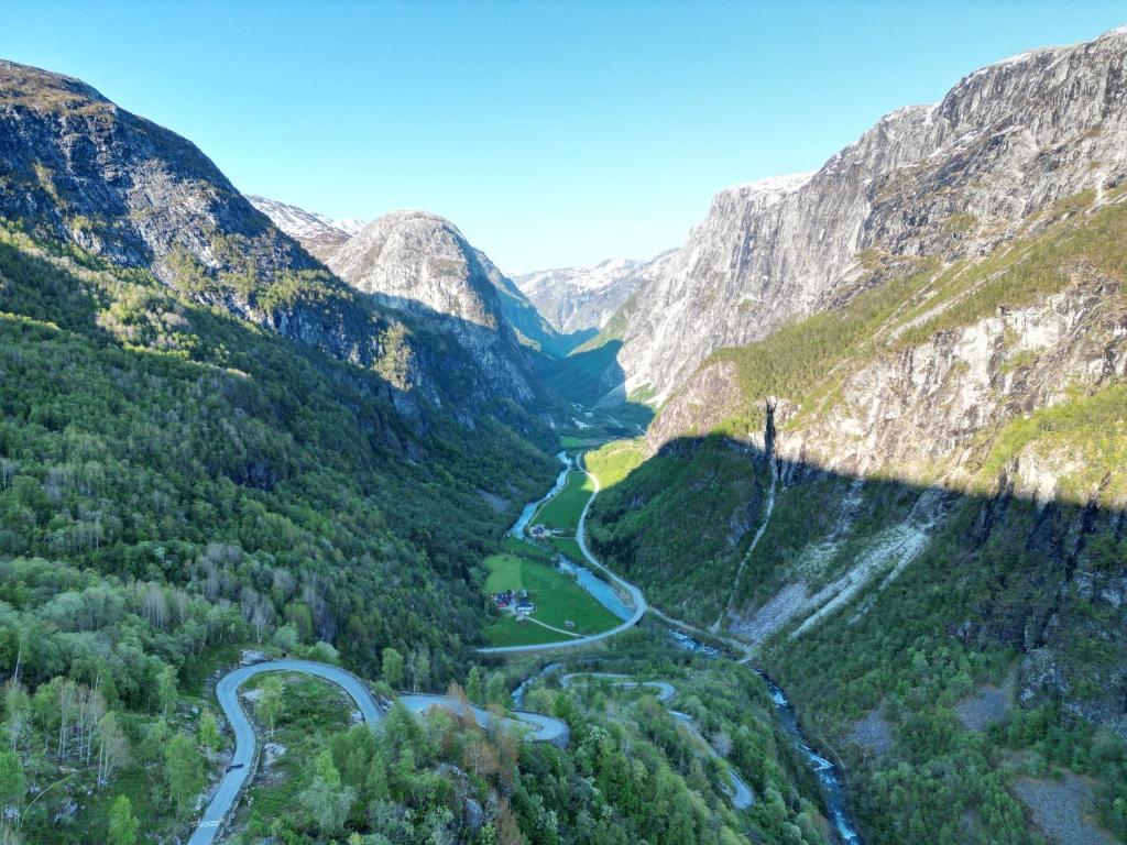 une route de montagne sinueuse dans une vallée dans les montagnes dans l'établissement Stalheim Fjord og Fjellhytter, à Stalheim