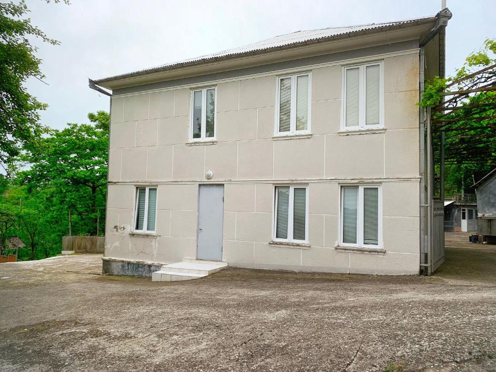 Whole House near the Batumi في باتومي: منزل أبيض كبير مع باب أبيض