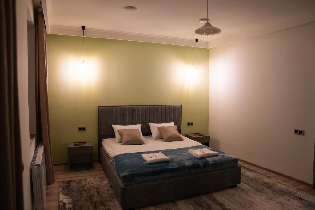 1 dormitorio con 1 cama con 2 toallas en Kumayri Suite Balcony View, en Gyumri