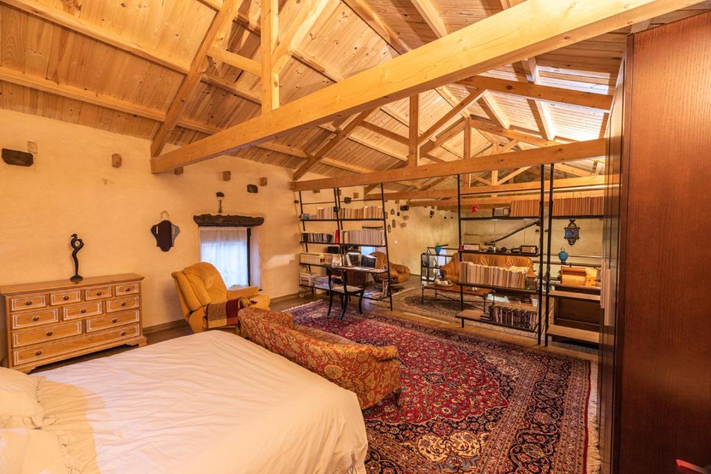 a bedroom with a bed and a desk in a room at Descubre La Cepedana: Casa rural con encanto en Cogorderos, a solo 10 km de Astorga in Cogorderos