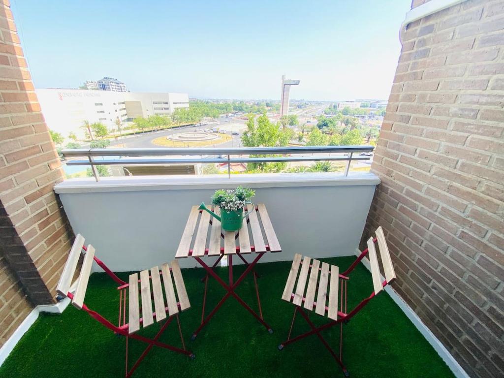 2 sillas y una mesa en un balcón con una planta en NICE Apartment Close To The BEACH, en Valencia