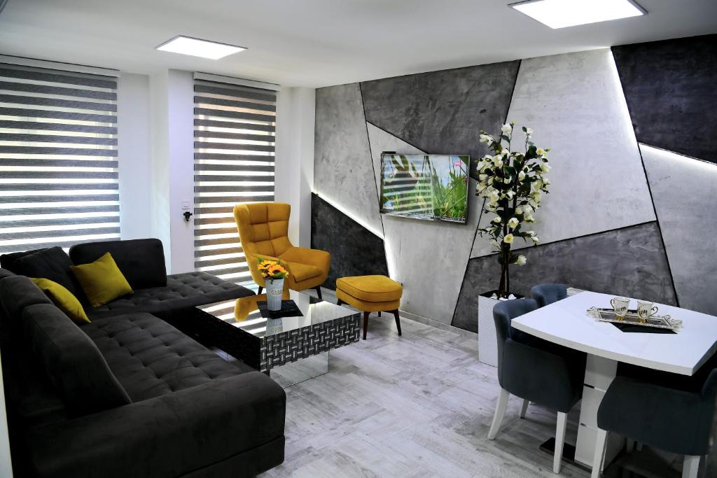 uma sala de estar com um sofá e uma mesa em RELAX LUX apartman em Jagodina