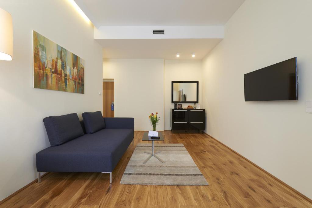 Televízia a/alebo spoločenská miestnosť v ubytovaní HiLight Suites Hotel