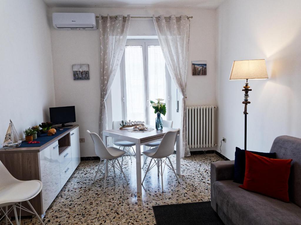 un soggiorno con tavolo e sedie bianchi di Appartamento Nautes a San Benedetto del Tronto