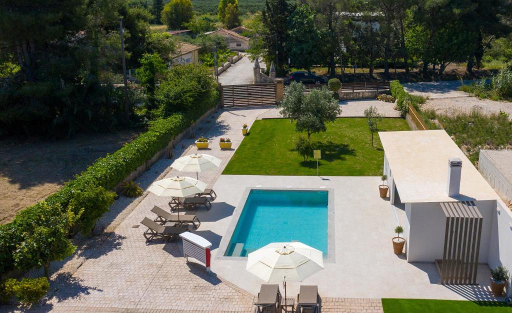 Bazén v ubytování Idothea Stone Villa nebo v jeho okolí