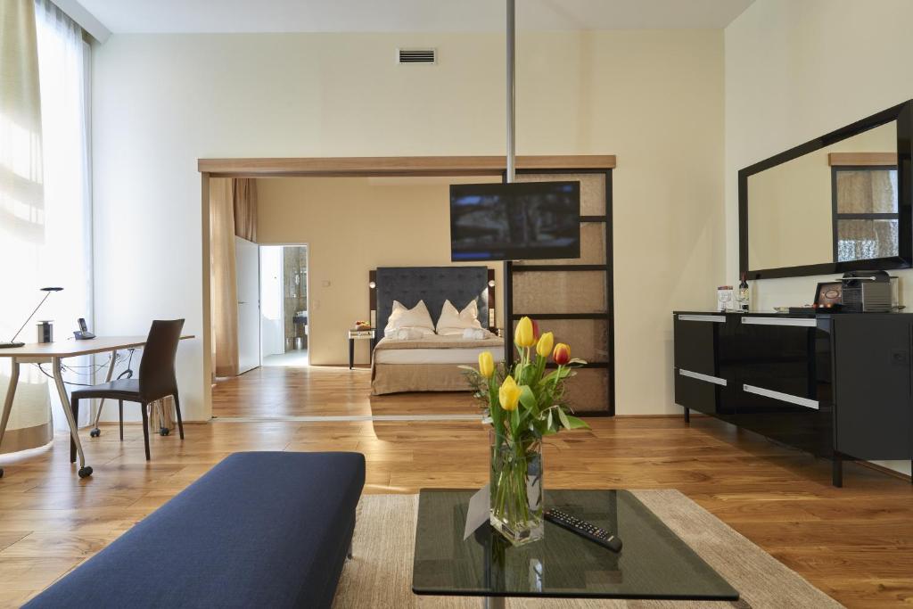 Televízia a/alebo spoločenská miestnosť v ubytovaní HiLight Suites Hotel