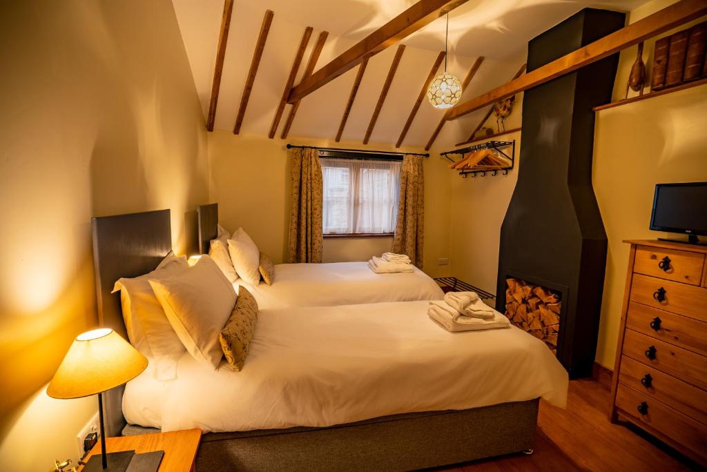 沙克斯蒙罕的住宿－All Seasons Cottage Breaks，一间带两张床和电视的卧室