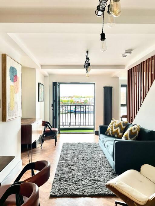 布里斯托Duplex Apartment Harbourside city centre的客厅配有蓝色的沙发和地毯。