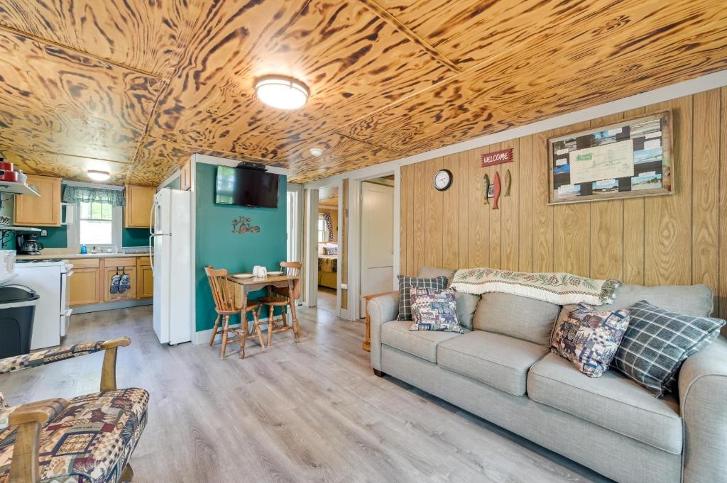 Et opholdsområde på Hike and Snow Play! Waterfront Paradise Lake Retreat