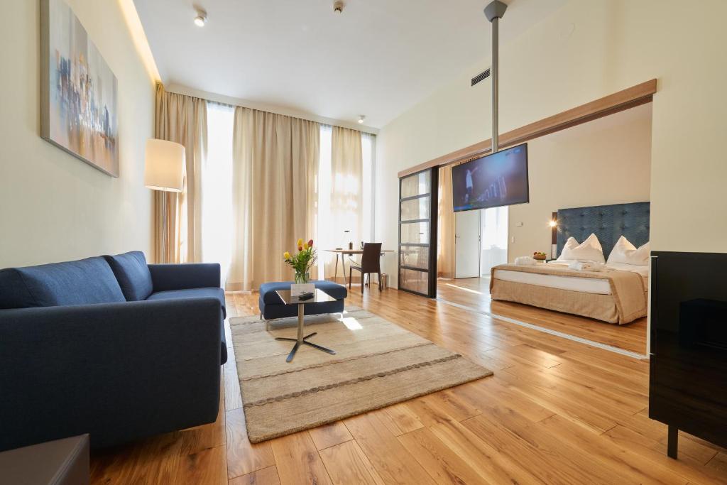 Televízia a/alebo spoločenská miestnosť v ubytovaní HiLight Suites Hotel