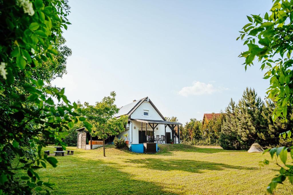 Vonkajšia záhrada v ubytovaní Tátorján Vendégház