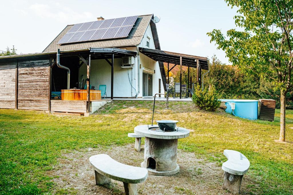 Vonkajšia záhrada v ubytovaní Tátorján Vendégház