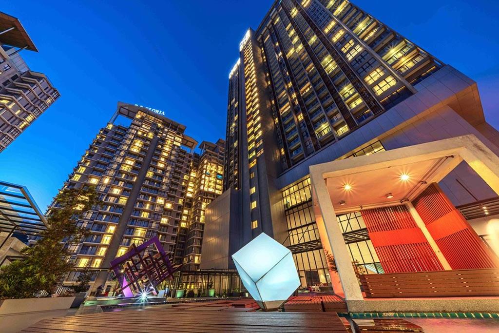 un gruppo di edifici alti in una città di notte di Genting HillTop @ Ion Highland Resort a Resorts World Genting