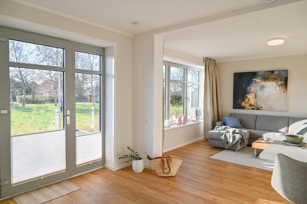 uma sala de estar com um sofá e uma janela em Helle Deel em Fehmarn