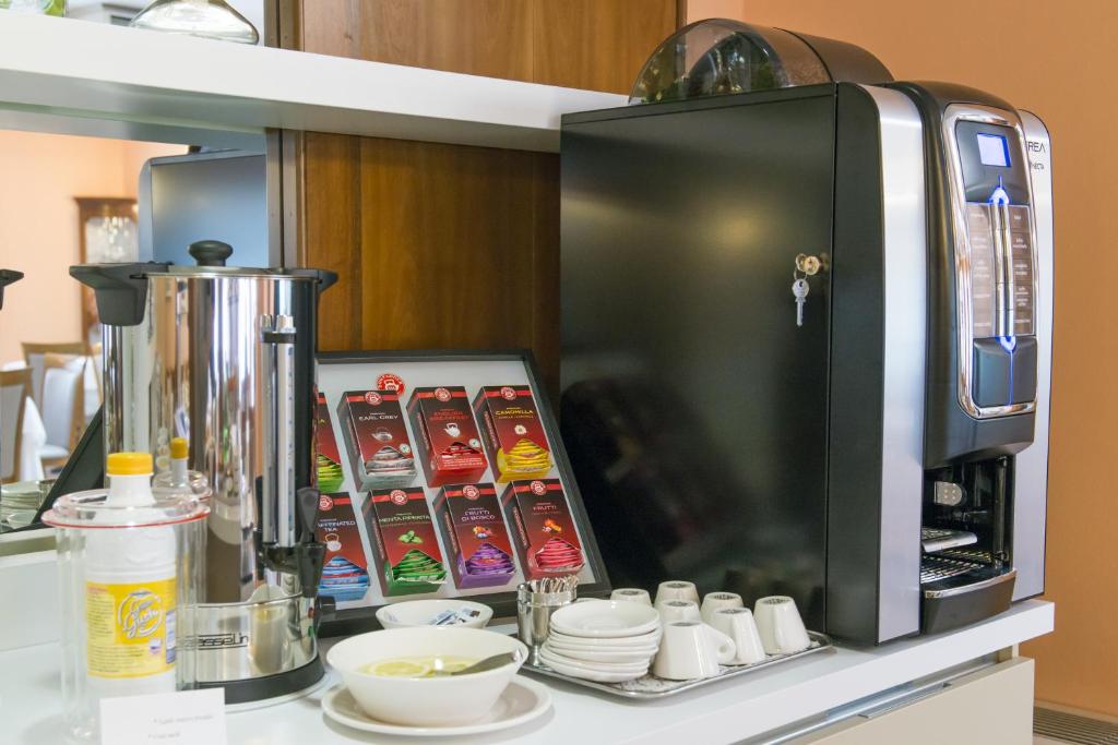 Příslušenství pro přípravu čaje a kávy v ubytování Hotel Eden Garda
