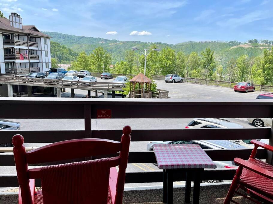 uma varanda com vista para um parque de estacionamento em Relaxing Mountain Condo in Gatlinburg with City view ! em Gatlinburg