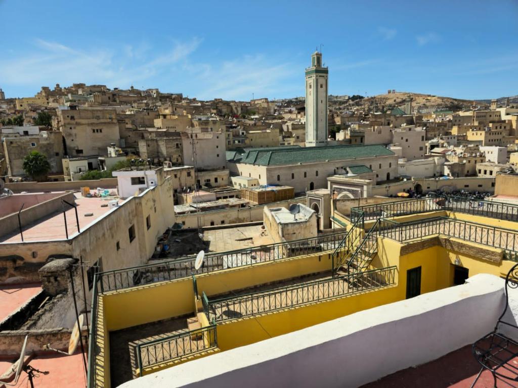 vistas a la ciudad desde el techo de un edificio en Hostel Rcif, en Fez