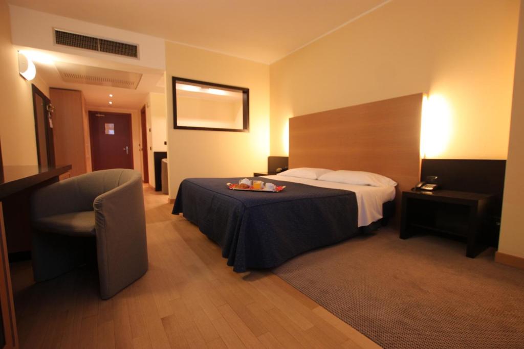 Un pat sau paturi într-o cameră la Golf Hotel Milano