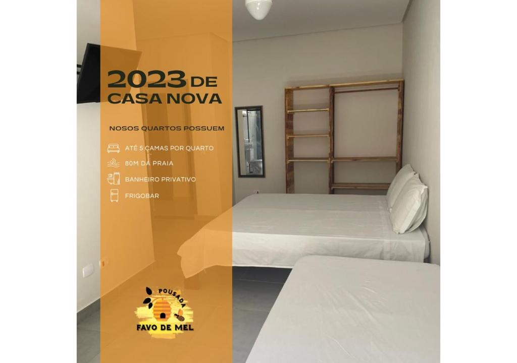 een kamer met een bed en een bord waarop staat casa nova bij Pousada Favo de Mel - Unidade 2 in Guarujá
