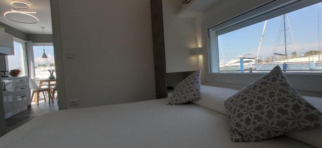 Postel nebo postele na pokoji v ubytování Marina degli Estensi Floating Resort